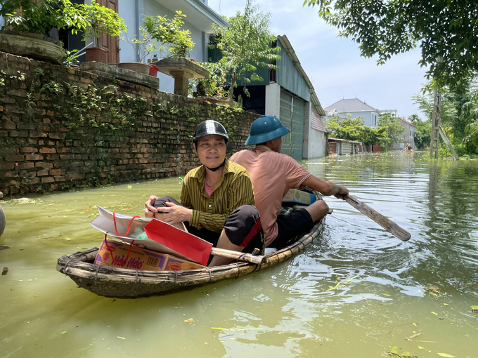 Thuyền trở thành phương tiện di chuyển chính của người dân xóm Nằng mỗi khi lũ về. Ảnh: Minh Toàn.