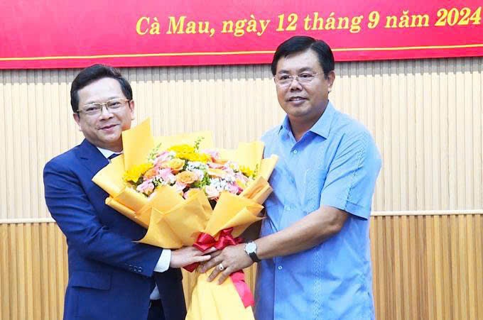 Bí thư Tỉnh ủy Cà Mau Nguyễn Tiến Hải tặng hoa chúc mừng ông Nguyễn Đức Hiển. Ảnh: Huỳnh Lâm.