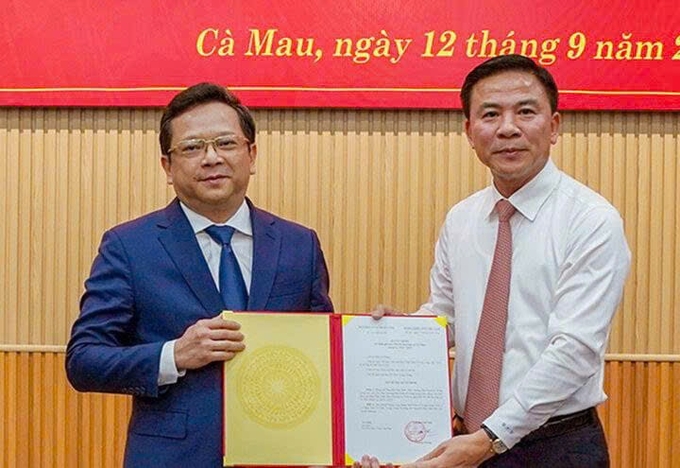 Ông Đỗ Trọng Hưng, Phó trưởng Ban Tổ chức Trung ương (bên phải) trao quyết định cho ông Nguyễn Đức Hiển. Ảnh: Huỳnh Lâm.