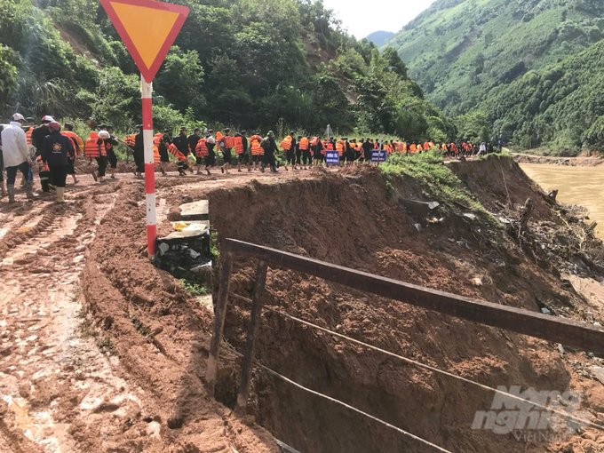 Lào Cai hiện còn 3 xã vẫn đang bị cô lập, phải đi bộ và đi đường vòng rất dài. 