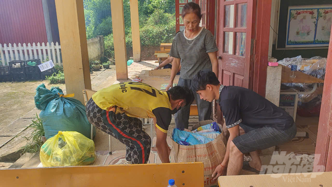 Thùng hàng cứu trợ có nhiều găng tay y tế, bà Thu quyết đoán: 'Tôi quyết cứ mang xuống trước, bộ đội đang cần. Tôi sẽ vào sổ, sẽ trao nhận sau'. Ảnh: Kiên Trung.