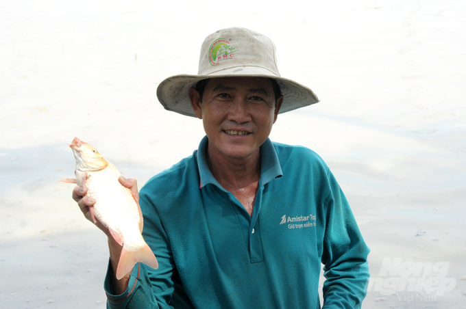 Mô hình nuôi trữ cá đồng trong mùa nước nổi mang lại hiệu quả kép cho nông dân Đồng Tháp. Ảnh: Lê Hoàng Vũ.