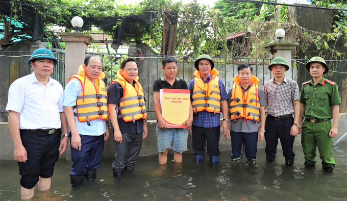 Bí thư Tỉnh ủy Bắc Ninh Nguyễn Anh Tuấn (thứ 3 từ trái sang) cùng các cơ quan, ban ngành tỉnh đến thăm, động viên người dân khắc phục hậu quả thiên tai sau cơn bão số 3.