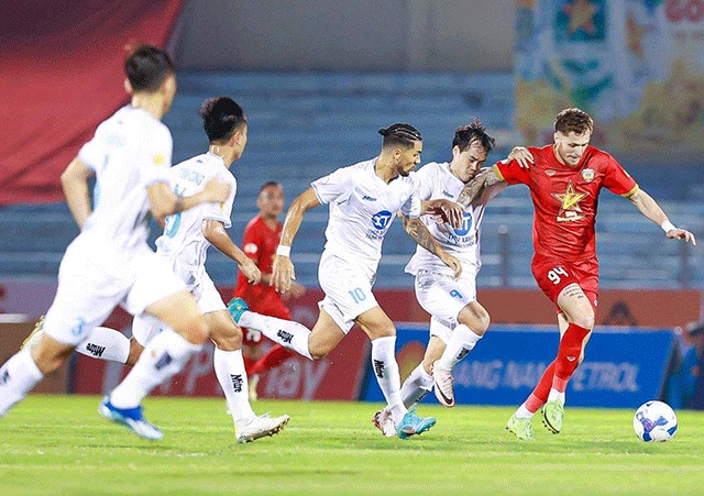 Đội Thép Xanh Nam Định (trắng) để thua trước Hồng Lĩnh Hà Tĩnh tại trận mở màn V.League 2024/2025. Ảnh: B.Đ