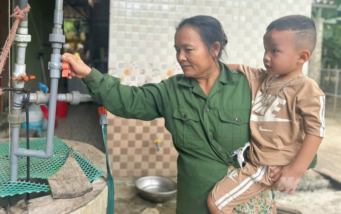 Gia đình bà Hoài và con trai cùng dùng chung một giếng đào. Nước đầu nguồn trong và cách xa khu vực chăn nuôi nên bà cũng không có nhu cầu dùng nước sạch tập trung. Ảnh: Thanh Nga.