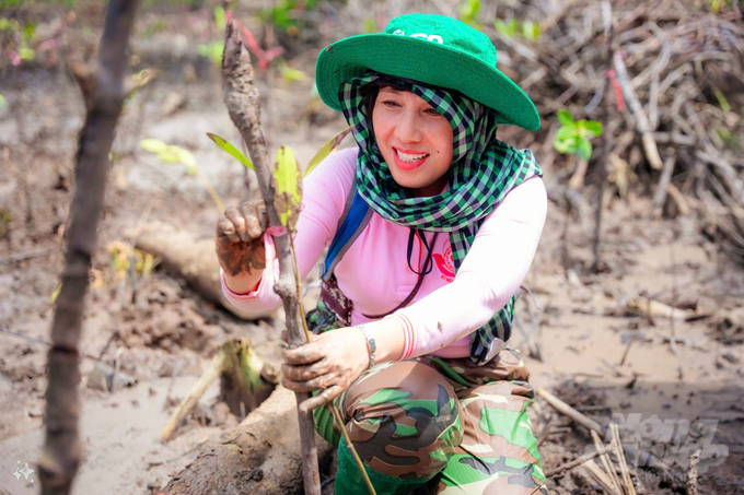 C.P. Việt Nam ý thức về hoạt động trồng cây không chỉ là việc của hôm nay mà còn phải có giải pháp để bảo vệ và chăm sóc cây rừng phát triển phủ xanh bền vững cho mai sau. Ảnh: Minh Sáng.