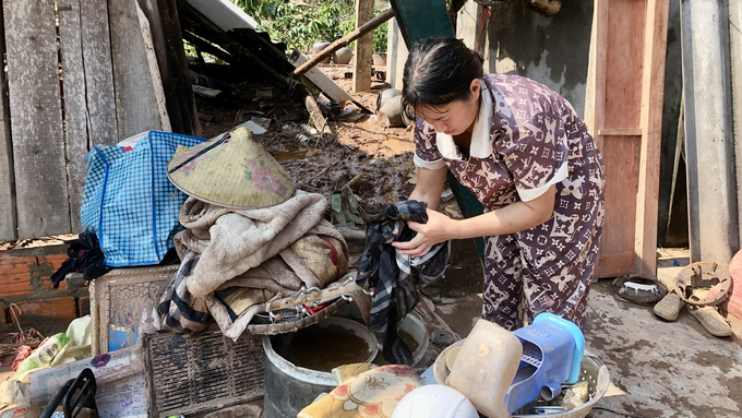 Sau bão lũ, căn bếp nhà chị Lục Thị Hoàng (thôn Khe Tre, xã Kỳ Thượng) đã bị sập, nước ngập vào nhà khiến đồ đạc hư hại hoàn toàn. Ảnh: Thanh Phương.