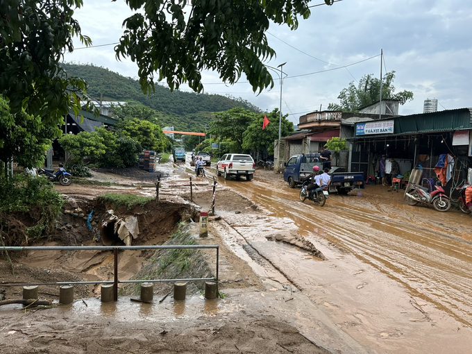 Tại trung tâm thị trấn Sông Mã (Sơn La), bùn đất trên đồi sạt trượt, tràn về nhiều trục đường, gây khó khăn cho người tham gia giao thông. Ảnh: Hoàng Long.