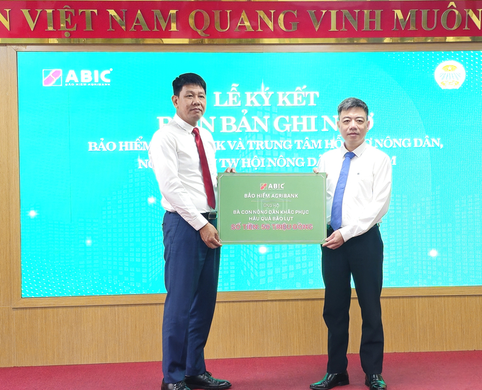 Ông Nguyễn Hồng Phong – Tổng Giám đốc Bảo hiểm Agribank trao tặng số tiền 50 triệu đồng chung tay cùng Hội Nông dân cứu trợ những bà con nông dân vùng lũ. Ảnh: Nam Khánh