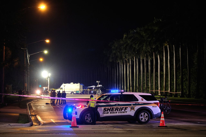 Cảnh sát phía bên ngoài sân golf của ông Trump tại West Palm Beach, Florida. Ảnh: Getty Images.