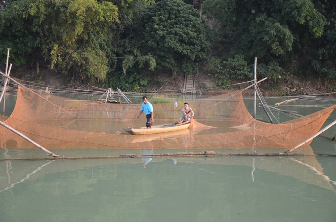 Đánh bắt cá trên lòng hồ sông Đà. Ảnh: Vân Đình.