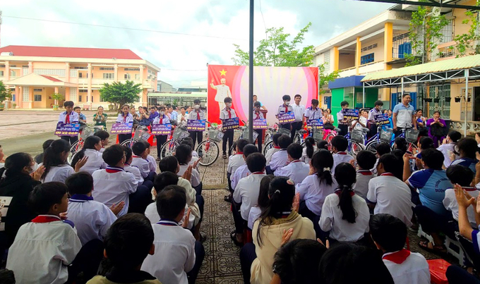 Anh Trần Phương Đại - Trưởng khu vực Cà Mau 2 và anh Phạm Hải Lam - Đại lý thức ăn thủy sản của Tập Đoàn GrowMax cùng trao 10 chiếc xe đạp cho 10 em học sinh Trường THCS Dương Thị Cẩm Vân (khóm 4, thị trấn Đầm Dơi, huyện Đầm Dơi, tỉnh Cà Mau).