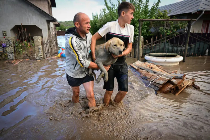 Một ngôi làng bị ngập ở Romania khiến người dân phải sơ tán. Ảnh: Getty Image. 