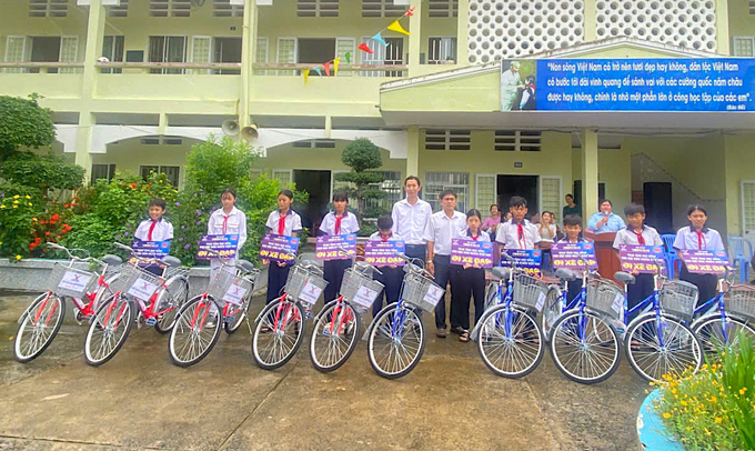 Tại Trường THCS Đông Hải, xã Vĩnh Hậu, huyện Hòa Bình, tỉnh Bạc Liêu anh Phan Hải Đăng, Trưởng Khu vực Bạc Liêu 2 (Tập đoàn GrowMax) đã trao 10 xe đạp cho học sinh có hoàn cảnh khó khăn.