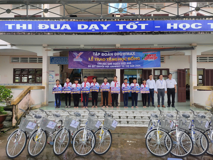 Trao 10 xe đạp cho các em học sinh có hoàn cảnh khó khăn Trường THCS Võ Thị Sáu (ấp Thuận Điền, xã Long Điền Tây, huyện Đông Hải, tỉnh Bạc Liêu).