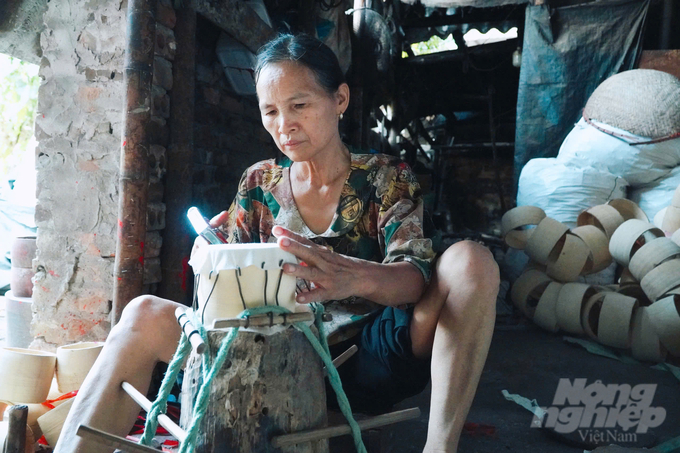 Công đoạn bưng trống rất quan trọng để có được một chiếc trống vang. Ảnh: Khánh Linh.