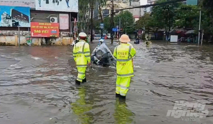 Cảnh sát giao thông phân luồng hạn chế ùn tắc.