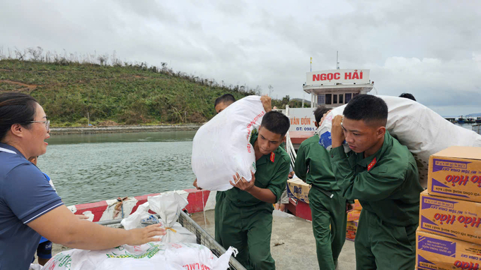 Bộ đội vận chuyển đồ cứu trợ lên xã đảo Thắng Lợi, huyện Vân Đồn, Quảng Ninh. Ảnh: Văn Việt.