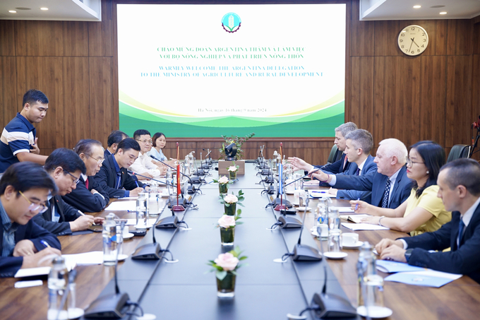 Overview of the working session between Deputy Minister of Agriculture and Rural Development Phung Duc Tien and the Argentine delegation. Photo: Linh Linh.