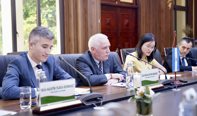 The Argentine delegation at the reception and working session. Photo: Linh Linh.