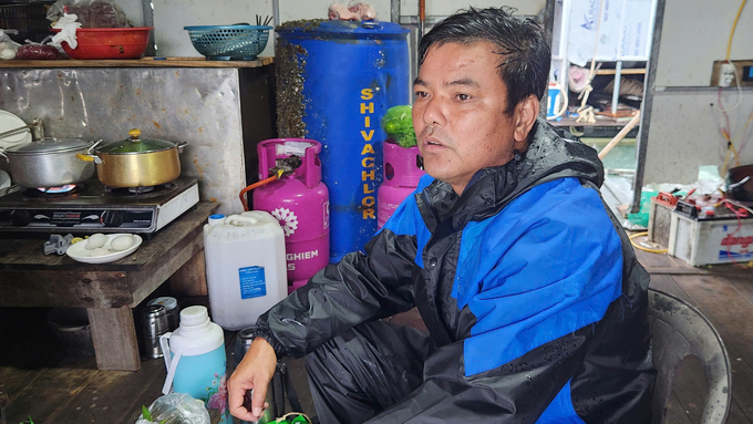 The bewildered look on the face of the Director of Trung Nam Cooperative. Photo: Tien Thanh.