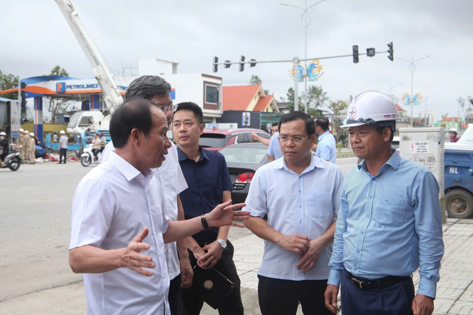 Ông Lê Tiến Châu - Bí thư Thành ủy Hải Phòng - kiểm tra tình hình khắc phục hậu quả sau bão số 3. Ảnh: CTV.