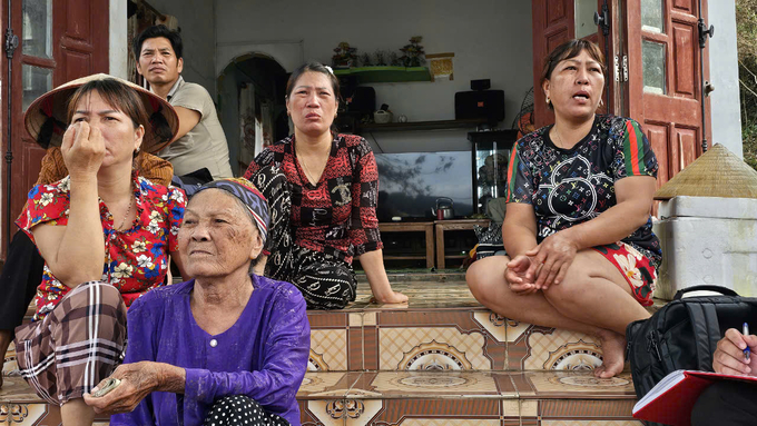 86-year-old Pham Thi Hoa and her daughters look out to sea. Photo: Van Viet.