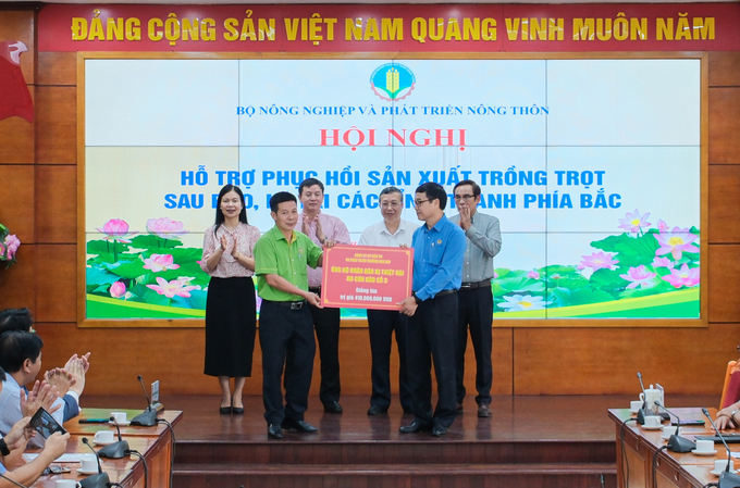 Công ty Cổ phần Đầu tư và Phát triển Thương mại nông nghiệp ADI hỗ trợ nông dân chịu ảnh hưởng bởi bão số 3 với lượng giống lúa trị giá 410 triệu đồng. Ảnh: Quỳnh Chi.