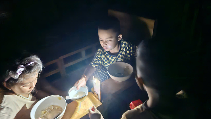 'Mature' children on Thang Loi Island take care of each other in the light from their phones. Photo: Van Viet.