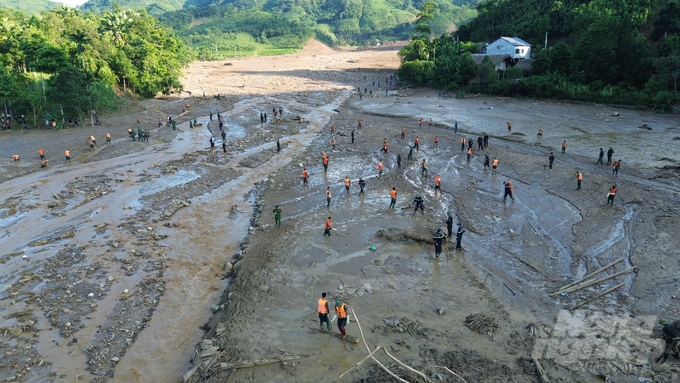 Lực lượng quân đội, công an ngày đêm chiến đấu với bùn đất để tìm kiếm những nạn nhân mất tích.