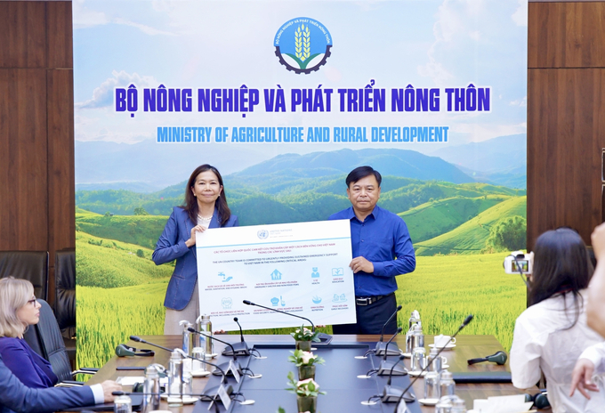 Bà Pauline Tamesis - Điều phối viên thường trú Liên hợp quốc tại Việt Nam - đại diện trao hỗ trợ tới Bộ NN-PTNT Ảnh: Linh Linh.