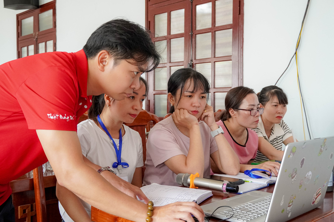 Class participants focused on learning about video production. Photo: Hai Phong Agricultural Extension Center.