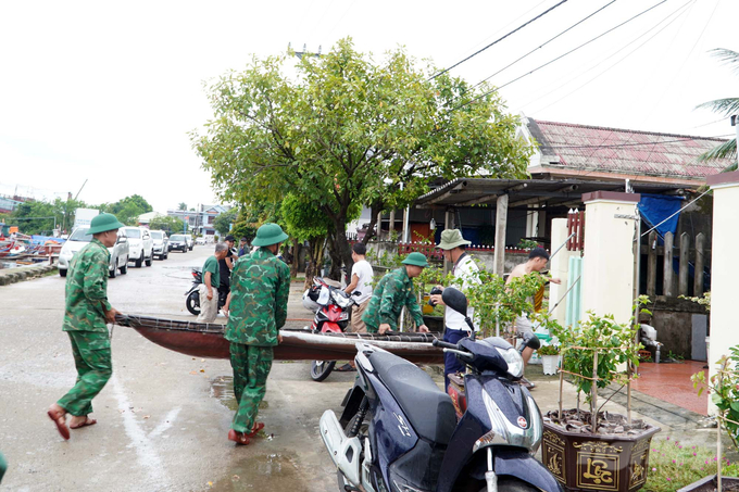 Đồn Biên phòng Triệu Vân giúp người dân neo đậu và di chuyển tàu thuyền đến nơi an toàn.