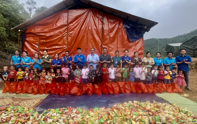 Sự quan tâm kịp thời của thầy cô đã vơi đi phần nào những khó khăn của các em học sinh. Ảnh: Đức Bình