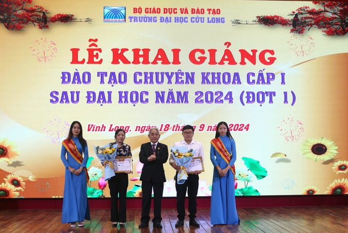 Nhà giáo ưu tú, Phó Giáo sư, Tiến sĩ Lương Minh Cừ - Bí thư Đảng ủy, Hiệu trưởng Trường Đại học Cửu Long trao giấy khen cho thí sinh đạt điểm cao trong trong kỳ thi. Ảnh: Nguyễn Văn Dô.