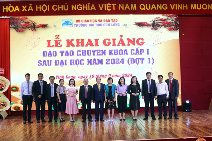 Các đại biểu chụp ảnh lưu niệm tại buổi lễ. Ảnh: Nguyễn Văn Dô.