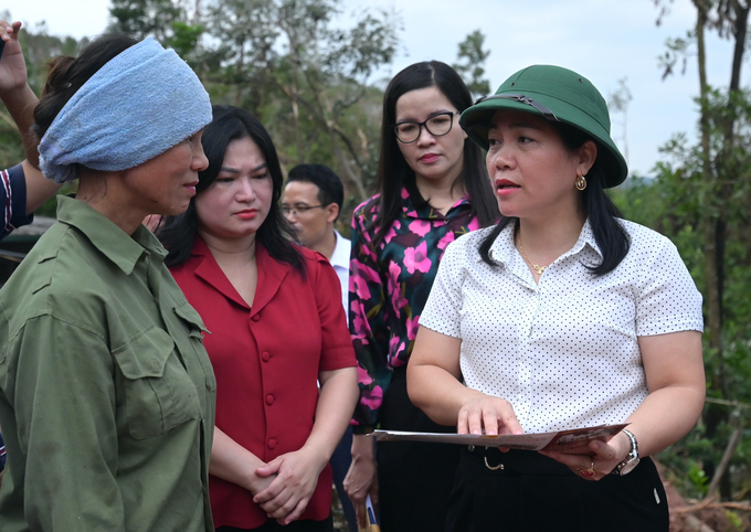 Bà Phạm Thị Đào - Phó Giám đốc Sở NN-PTNT Hải Dương (bìa phải) và Giám đốc Trung tâm Khuyến nông Hải Dương - bà Trần Thị Hải (thứ 2 từ phải qua) hướng dẫn bà con nắm bắt kỹ thuật tái sản xuất chăn nuôi trong tài liệu của Trung tâm Khuyến nông Quốc gia. Ảnh: Tùng Đinh.