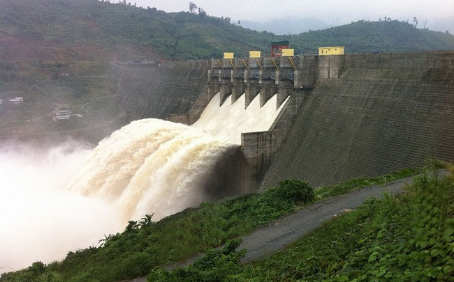 Hundreds of thousands of determined individuals clung to the dikes, working day and night to prevent disaster.