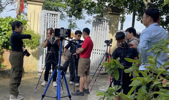 Learning to film. Photo: Hai Phong Agricultural Extension Center.