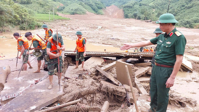 Trung tướng Phạm Hồng Chương, Tư lệnh Quân khu 2 trực tiếp thị sát chỉ đạo tại thôn Làng Nủ. Ảnh: IT.