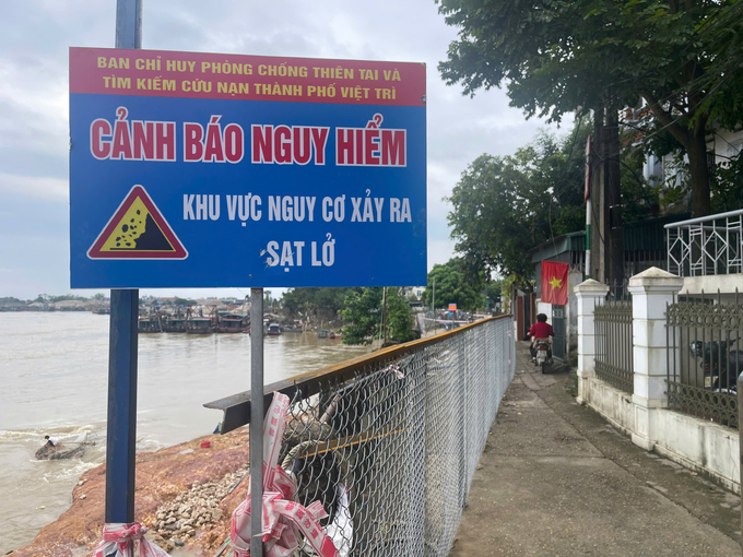 Sau khi xảy ra sự việc, lãnh đạo Sở NN-PTNT tỉnh Phú Thọ, lãnh đạo TP Việt Trì đã ghi nhận tình hình, lập rào chắn, lắp biển cảnh báo cho người dân biết và tìm phương án xử lý. Ảnh: Trường Quân.