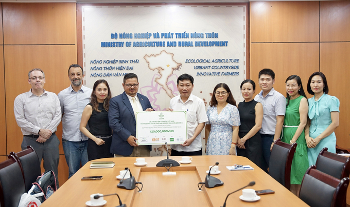 Representatives from the International Cooperation Department and the Vietnam Disaster and Dyke Management Authority received support from One CGIAR Vietnam. Photo: Linh Linh.