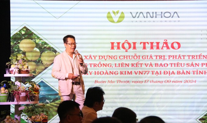 Mr. Vo Nhat Hung, Deputy General Director of Van Hoa Investment Joint Stock Company, introduced the Golden VN77 passion fruit variety and the linking policy. Photo: Quang Yen.