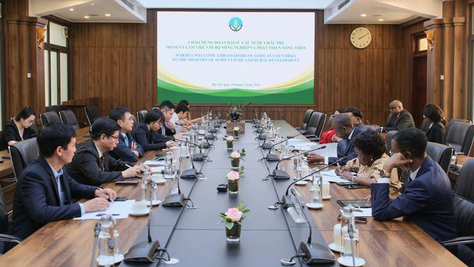 On September 18, a delegation of ambassadors from 11 African countries visited and held discussions with the Ministry of Agriculture and Rural Development (MARD). Photo: Quynh Chi.