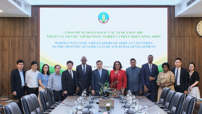 The leadership of Vietnam's Ministry of Agriculture and Rural Development and the delegation of African ambassadors pose for a commemorative photo. Photo: Quynh Chi.