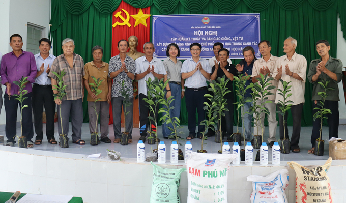 Bàn giao giống, vật tư xây dựng mô hình ứng dụng chế phẩm sinh học canh tác cây bưởi cho hội viên nông dân xã Phong Nẫm. Ảnh: Minh Đảm.