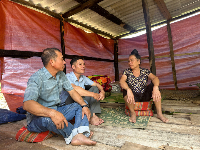 Lãnh đạo xã hỏi thăm tình hình bà con tại bản Quây.