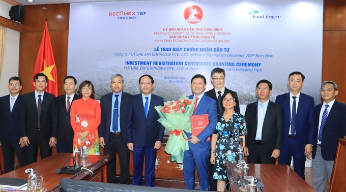 Ceremony for awarding the investment registration certificate for the cold-dried instant coffee production plant project to Food Empire Holdings Group. Photo: V.D.T.