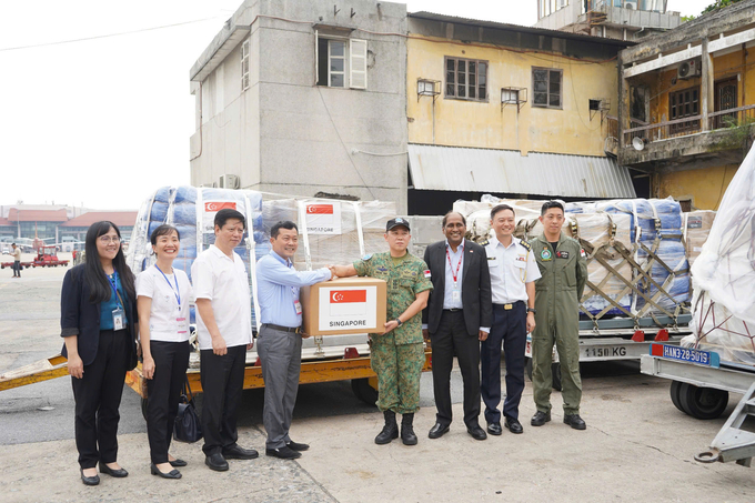 Bộ NN-PTNT tiếp nhận hàng hóa của Chính phủ Singapore viện trợ khẩn cấp cho người dân Việt Nam chịu ảnh hưởng bão số 3. Ảnh: ICD.