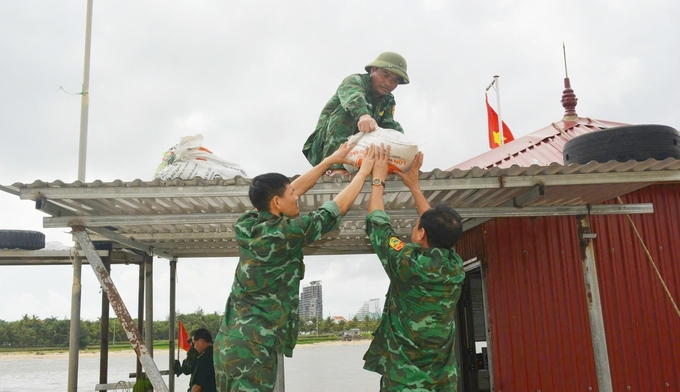 Lực lượng bộ đội biên phòng hỗ trợ người dân chằng néo nhà cửa an toàn. Ảnh: T. Phùng.